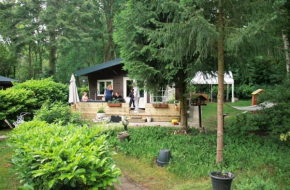 Nieuw vebouwd Vakantie Boshuisje Meibloempje